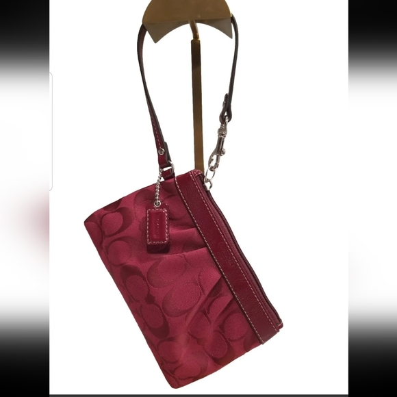 NWOT! Coach Signature C’s Burgundy Red Wristlet - Picture 2 of 12